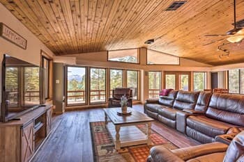 Upscale Cabin w/ Mountain Views + Large Game Room!