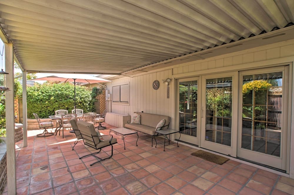 Sunny Scottsdale Townhome - Walk to Trolley & Lake