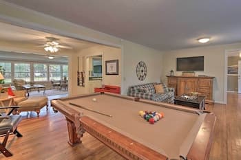 Hilton Head Golfers Getaway: Waterfront Location!