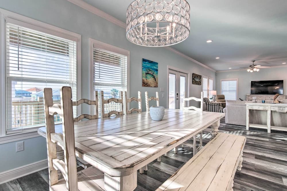 Luxe Stilted Home w/ Kayaks: Walk to Beach