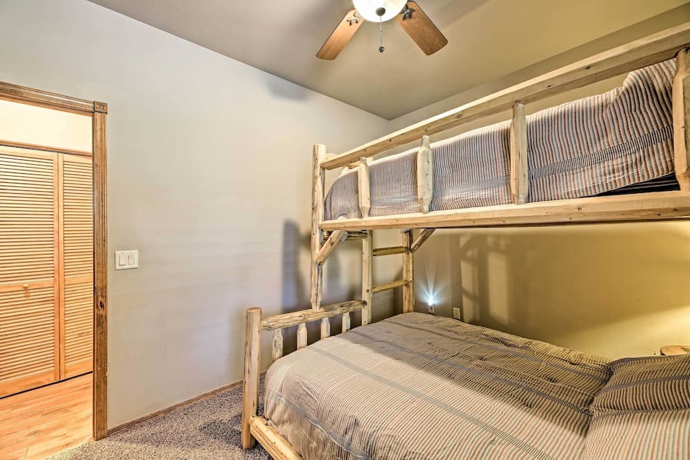 < 1 Mi to Torreon Golf Club: Show Low Condo