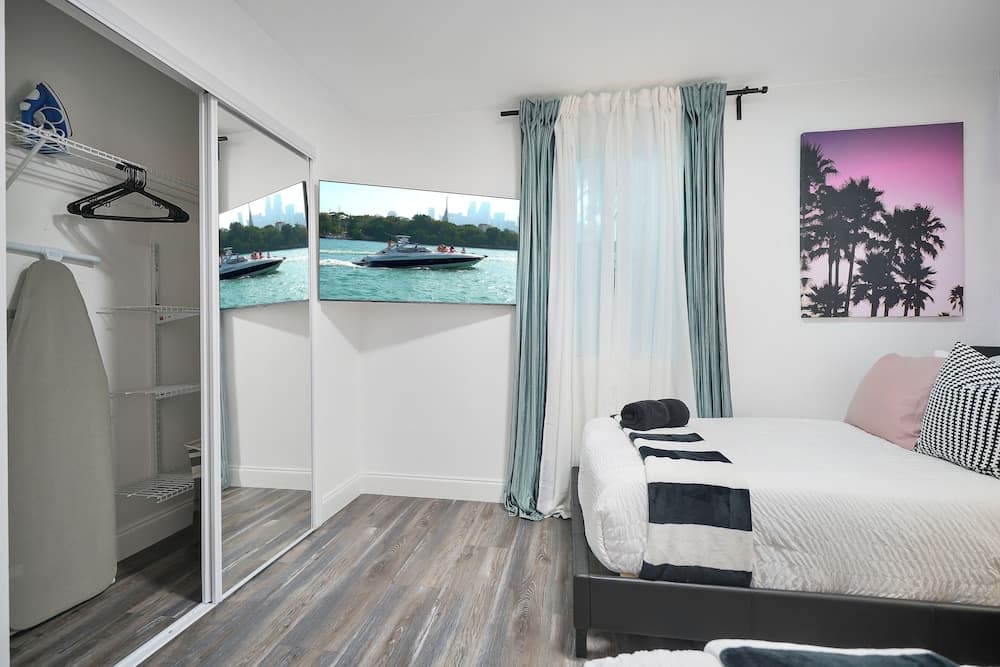 4 to 14 Guests 2 Kitchens Deco Retreat BBQ Patio