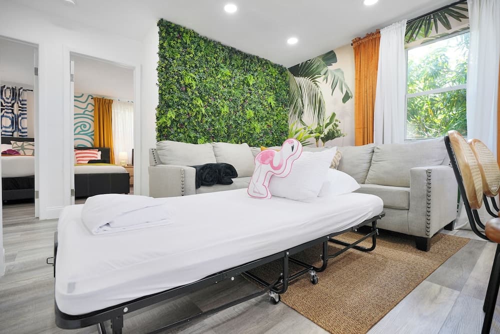 4 to 14 Guests, 2 Kitchens, Jungle Retreat BBQ Patio