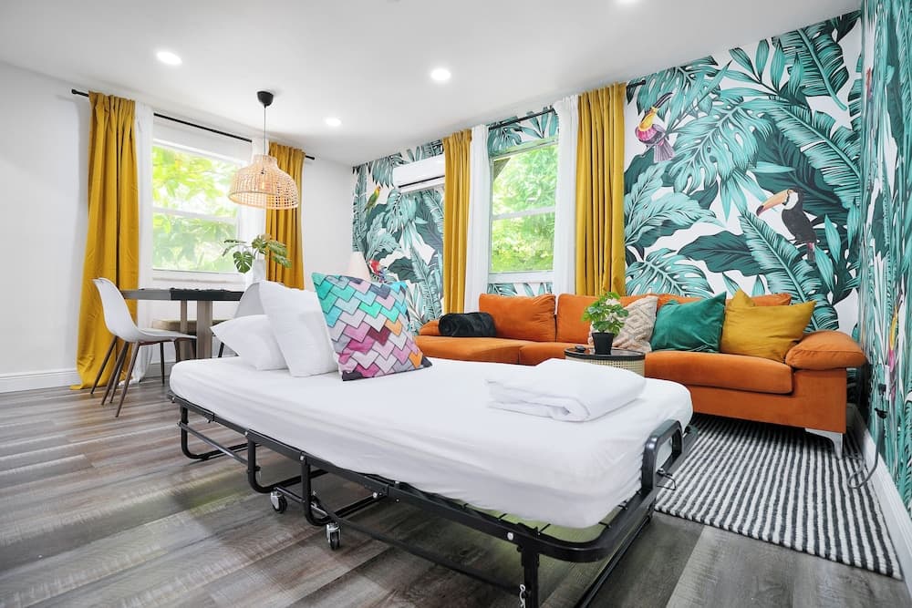 4 to 14 Guests, 2 Kitchens, Jungle Retreat BBQ Patio