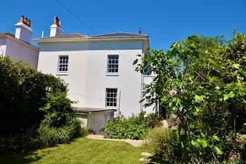 Arden Villa Sleeps 8 Close to Golden Beach of Ryde