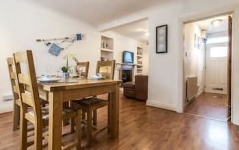 Shell Cottage - 2 Bedroom Holiday Home - Tenby