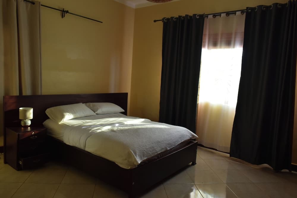 Kampala 5-beds, Sleeps 8 With Garden & Parking