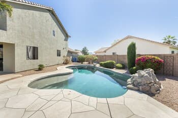 Cozy Sun-kissed Desert Oasis 4 Bedroom Home by Redawning