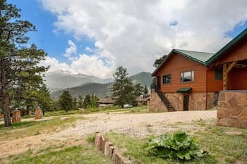 Frontier Mountain Retreat - Monthly Long-term Vacation Rental 30+ Days Minimum -- Estes Park 1 Bedroom Apts by Redawning