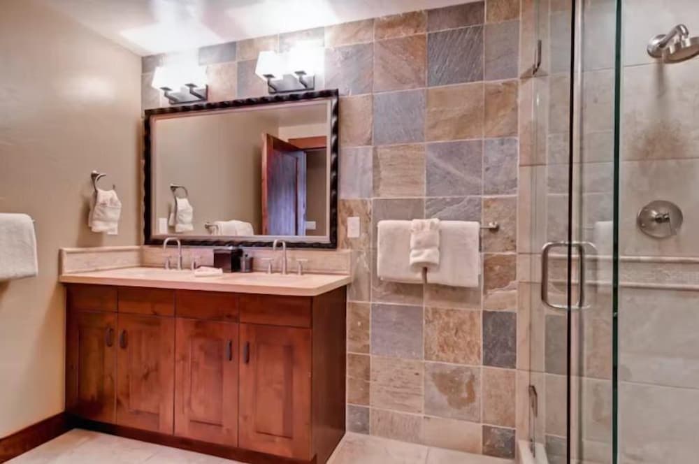 3 Bedroom Mountain Condo on Main Street - Walk to Lift, Onsite Pool, Luxury-rated!