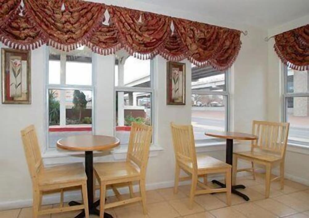 Motel 9 University-Downtown