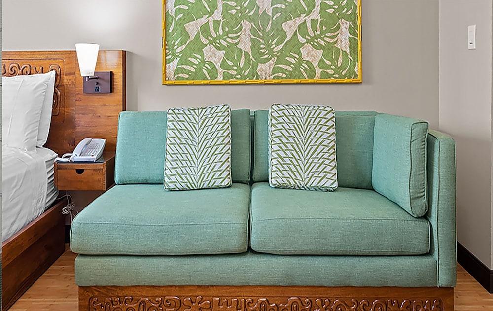 Castle Bamboo Waikīkī Hotel