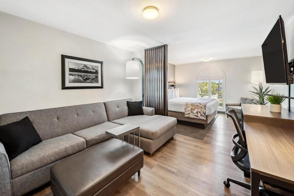 Best Western Plus Hilltop Inn