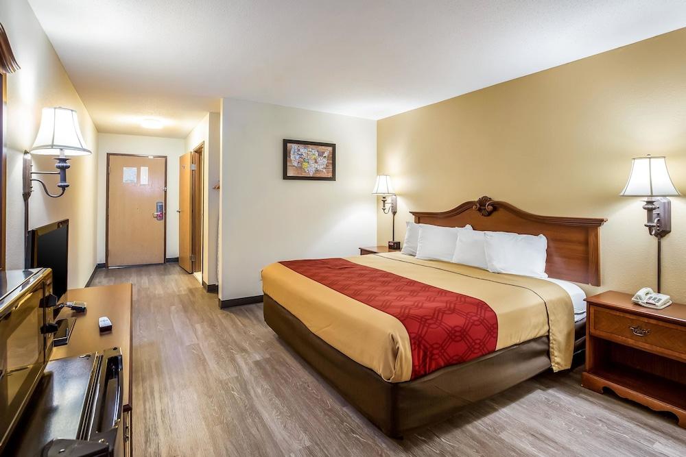 Econo Lodge Inn & Suites Fairview Heights - St. Louis
