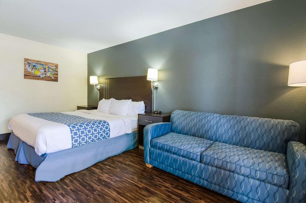 Econo Lodge Near Motor Speedway