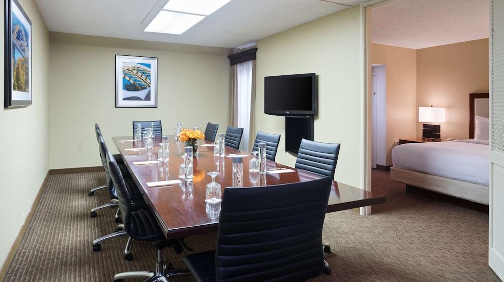 DoubleTree Suites by Hilton Hotel Cincinnati - Blue Ash