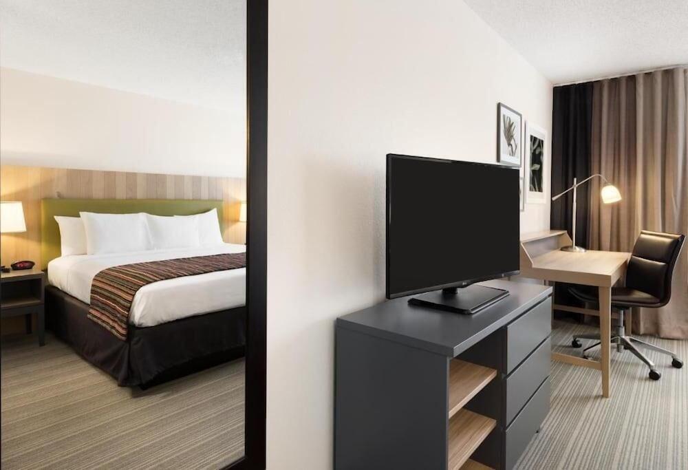 Country Inn & Suites by Radisson, Chippewa Falls, WI