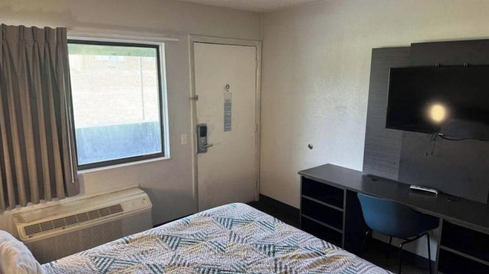 Motel 6 Cedar Rapids, IA