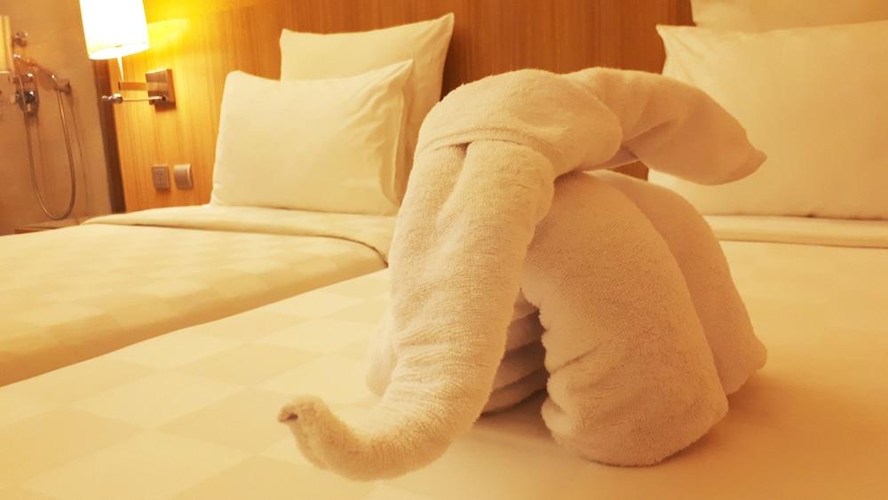 Novotel Surabaya Hotel & Suites