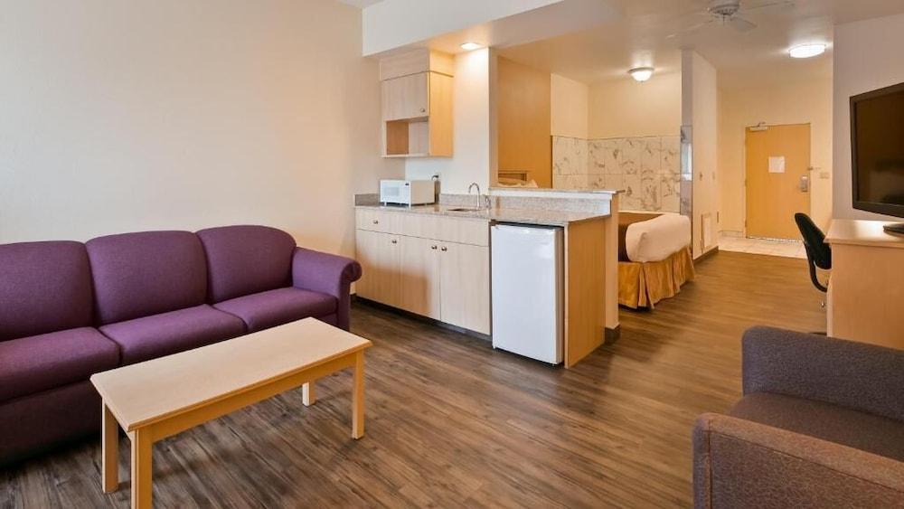 Lighthouse Suites Inn