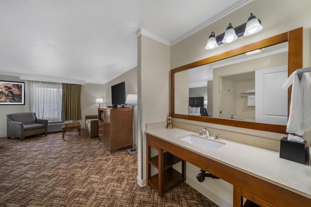 Best Western Plus Northwoods Inn