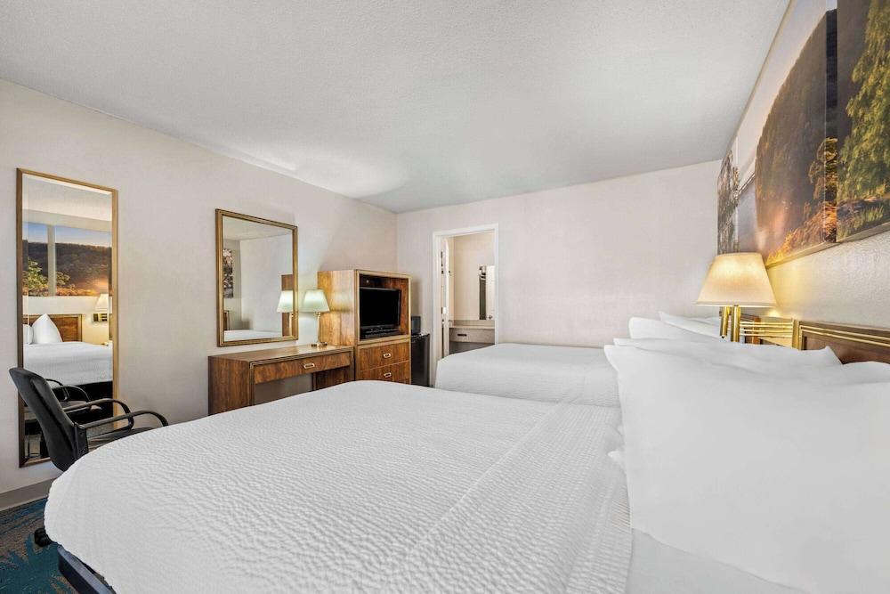 Days Inn by Wyndham Dubuque