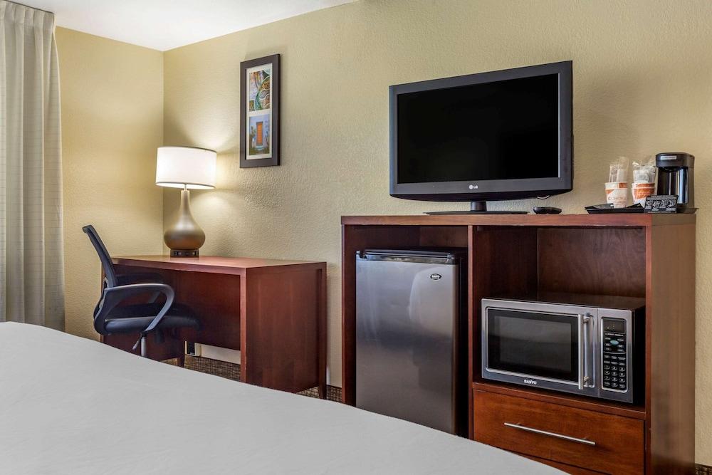 Comfort Inn & Suites Phoenix North / Deer Valley