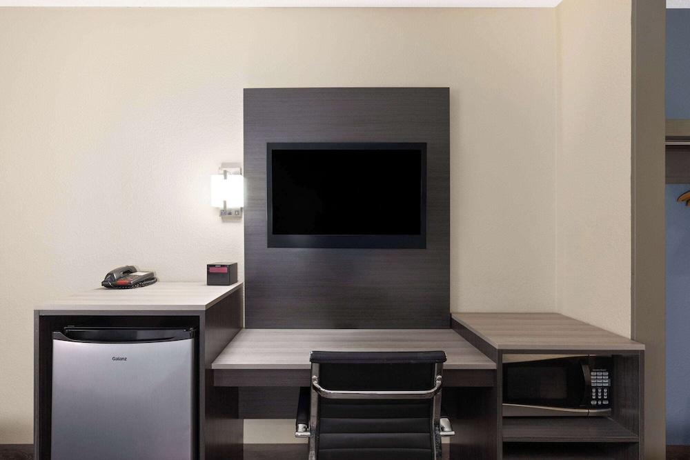 Travelodge by Wyndham Perry National Fairgrounds Area I-75