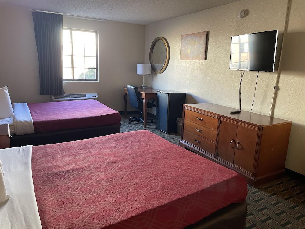 Econo Lodge Kalamazoo near Wings Stadium