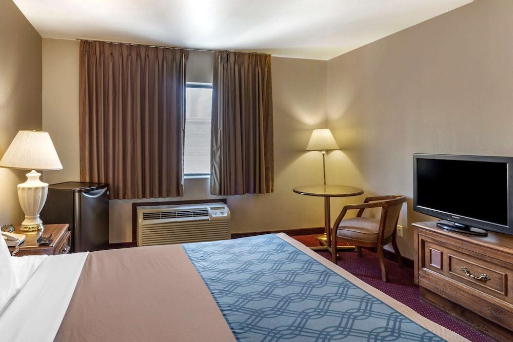 Econo Lodge Inn & Suites