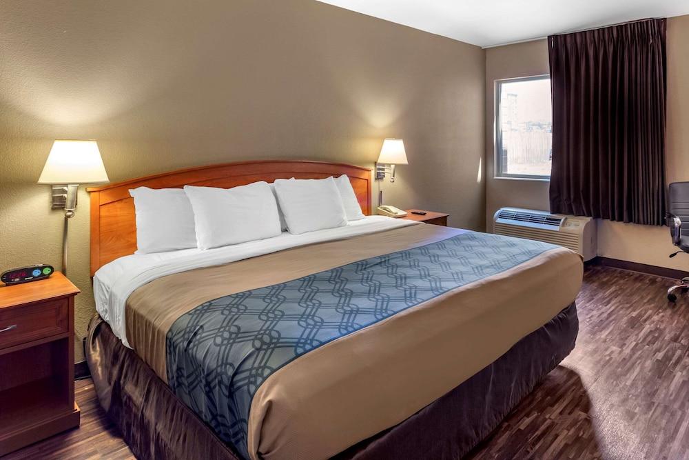 Econo Lodge Inn & Suites