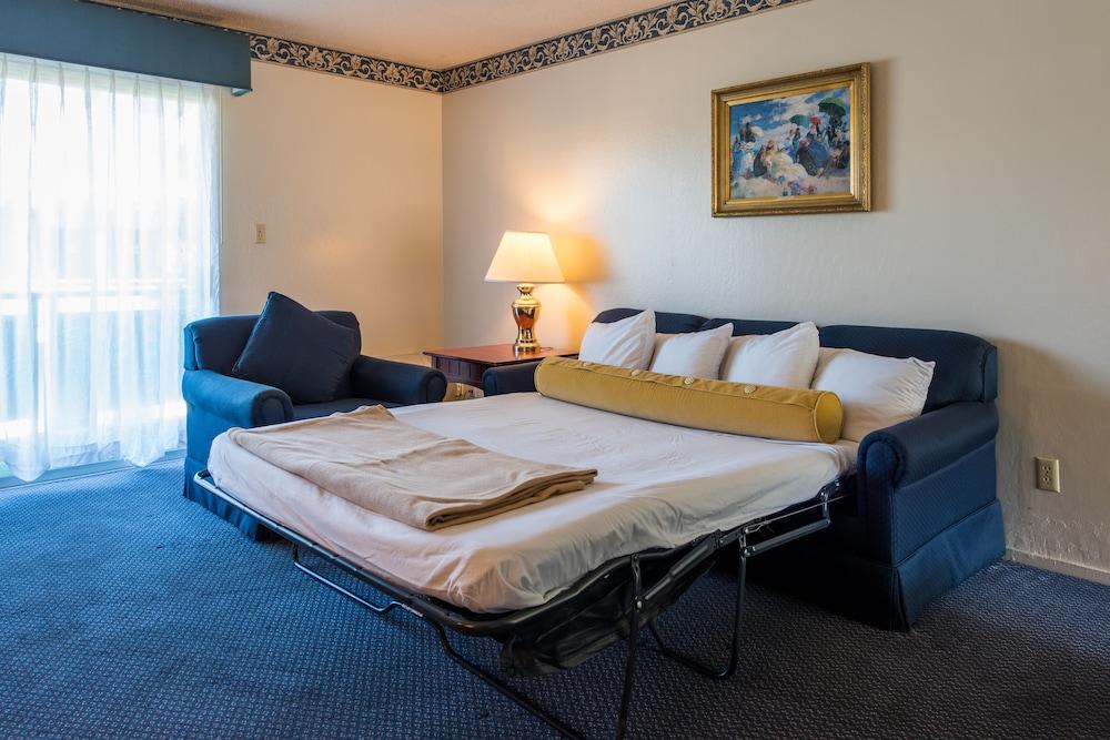 Coral Reef Inn & Suites