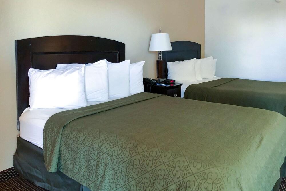 Rodeway Inn & Suites