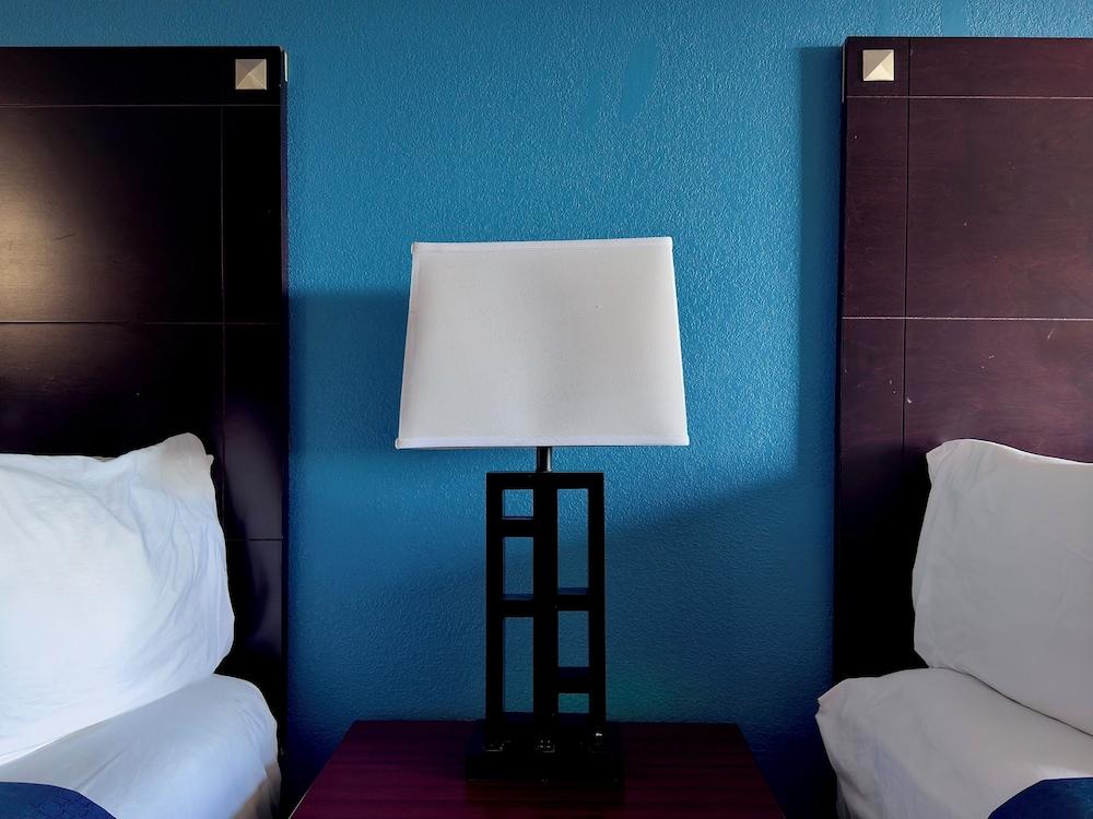 American Inn Cedar Rapids South