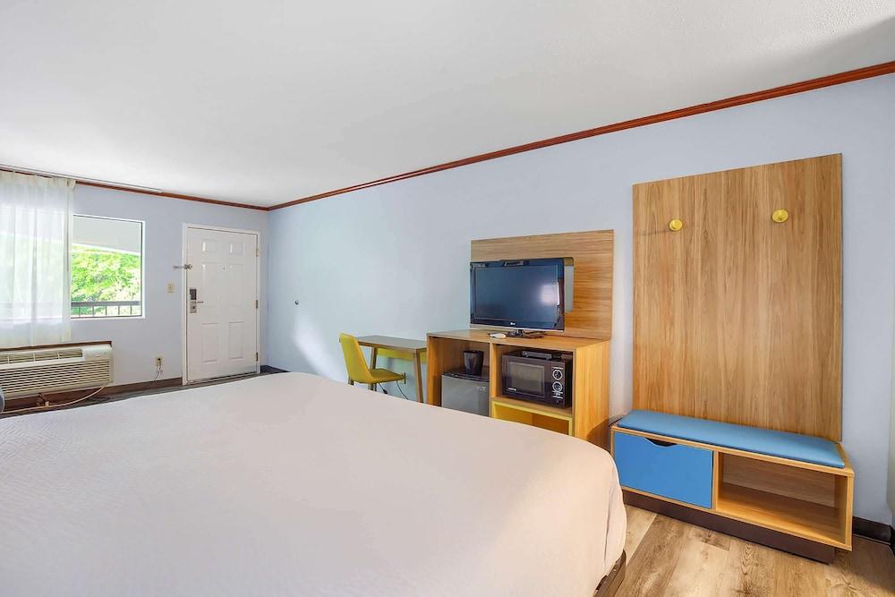 Days Inn by Wyndham Foley