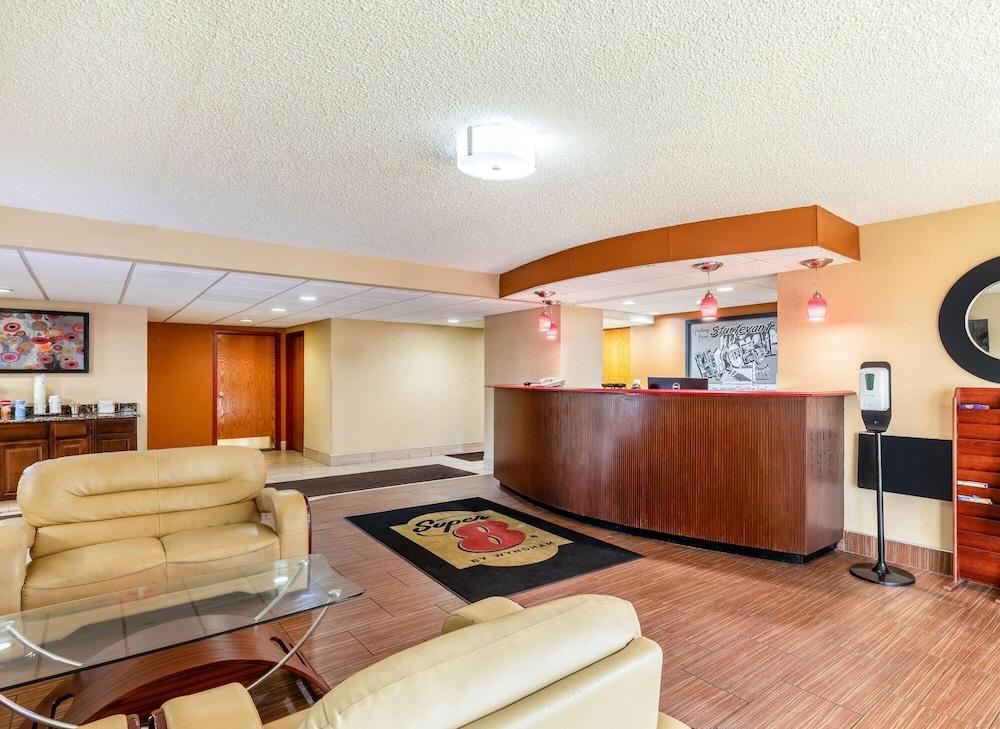 Super 8 by Wyndham Sturtevant/Racine