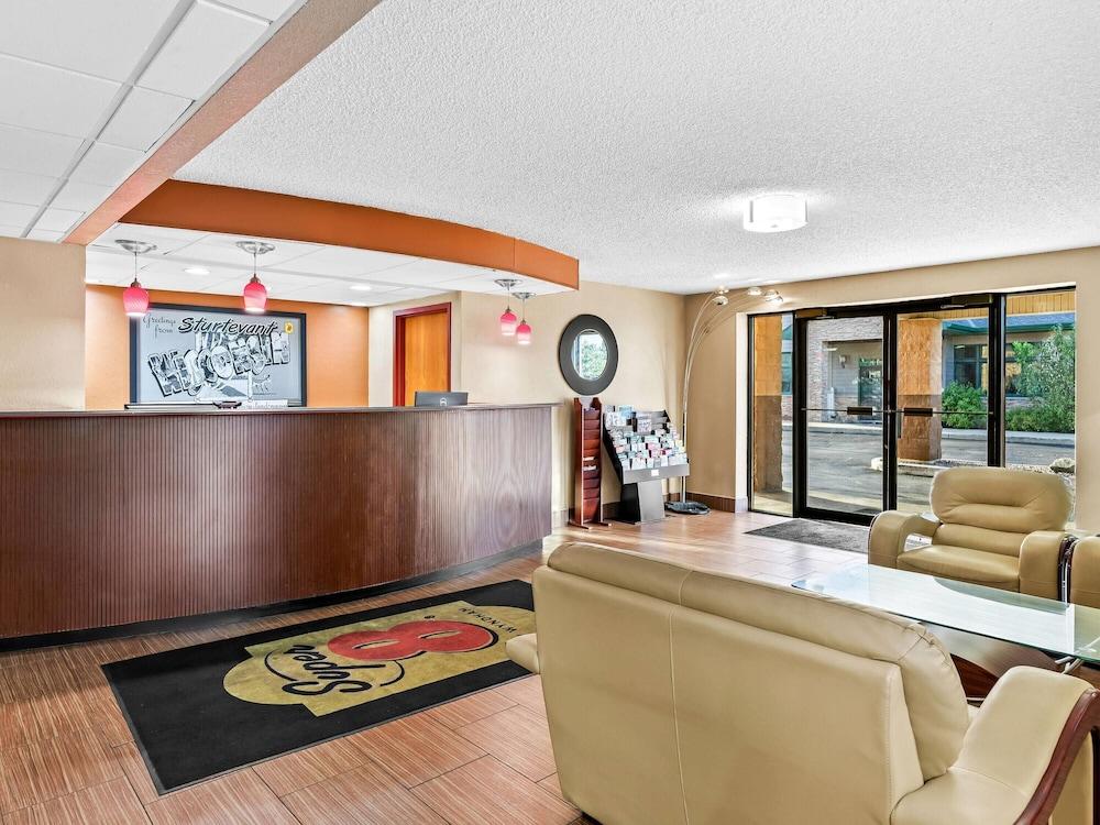 Super 8 by Wyndham Sturtevant/Racine