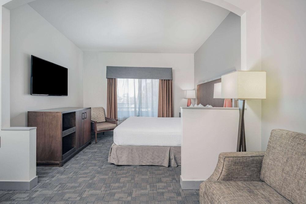 Ramada by Wyndham Bakersfield North