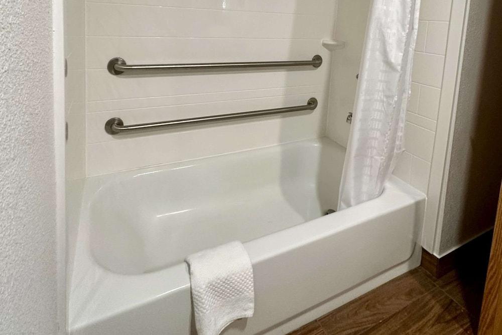 Quality Inn & Suites Albany Airport