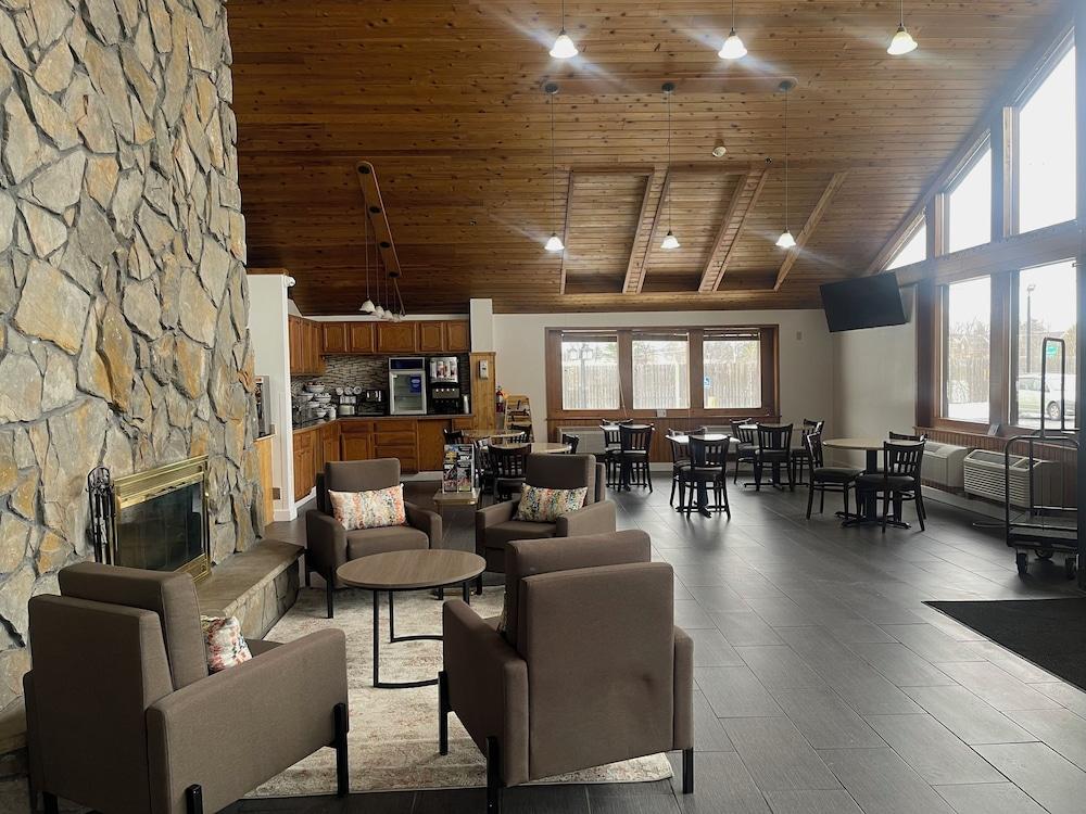 Comfort Inn & Suites Syracuse-Carrier Circle