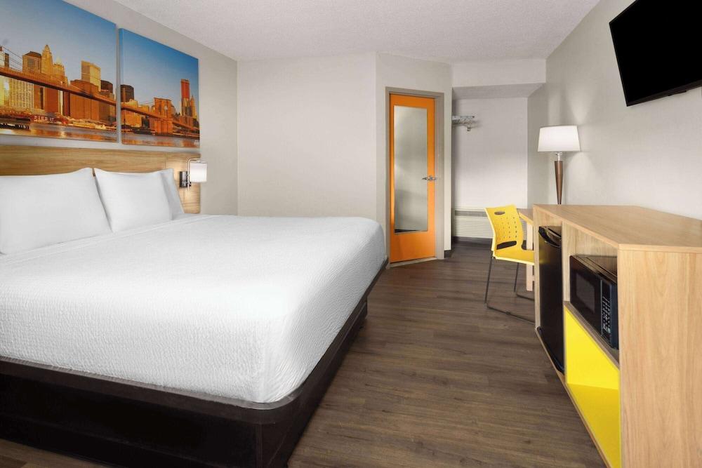Days Inn & Suites by Wyndham Albany