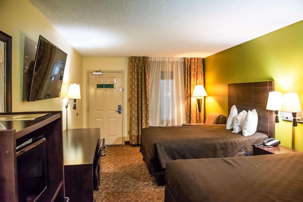 Rodeway Inn & Suites Clarksville near Governors Square Mall