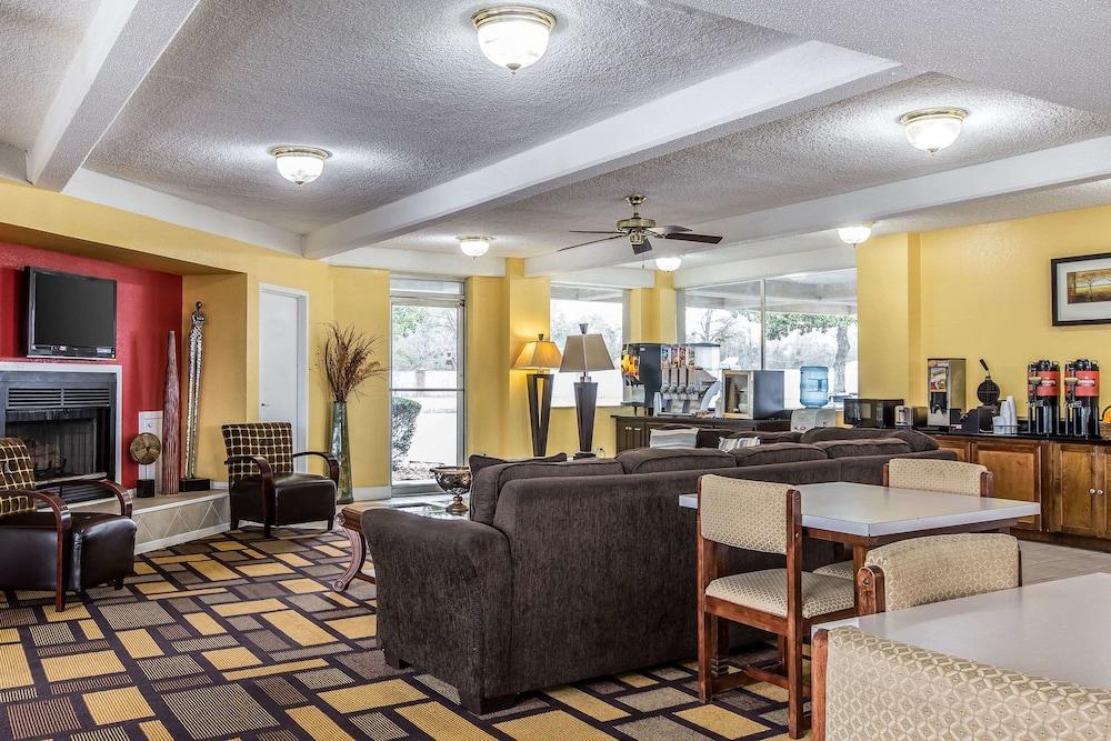 Econo Lodge Byron near Historic District - Warner Robins