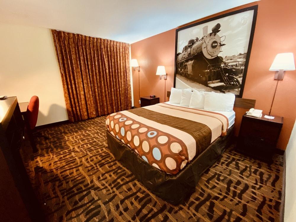 Super 8 by Wyndham Lawrence KU