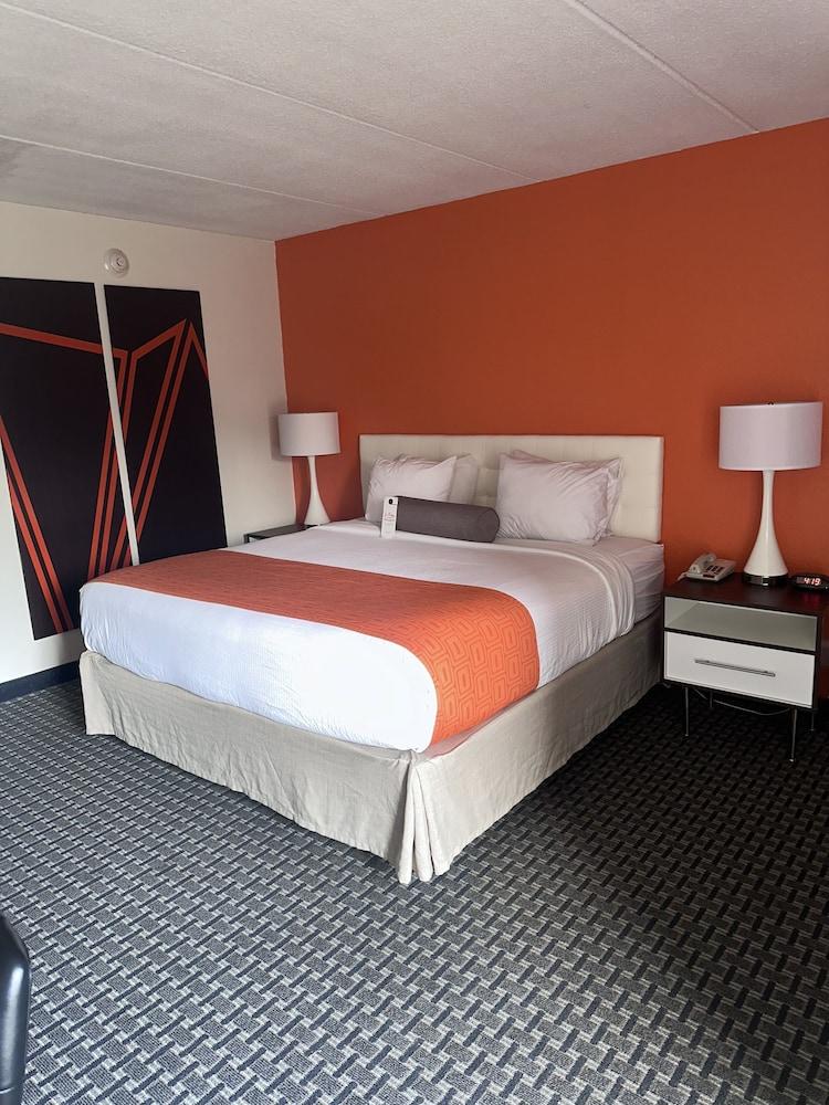 Howard Johnson by Wyndham Newburgh/West Point