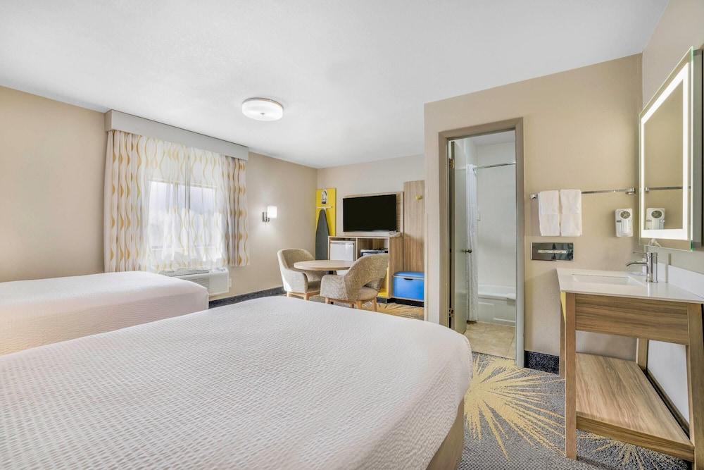 Days Inn by Wyndham Cortez