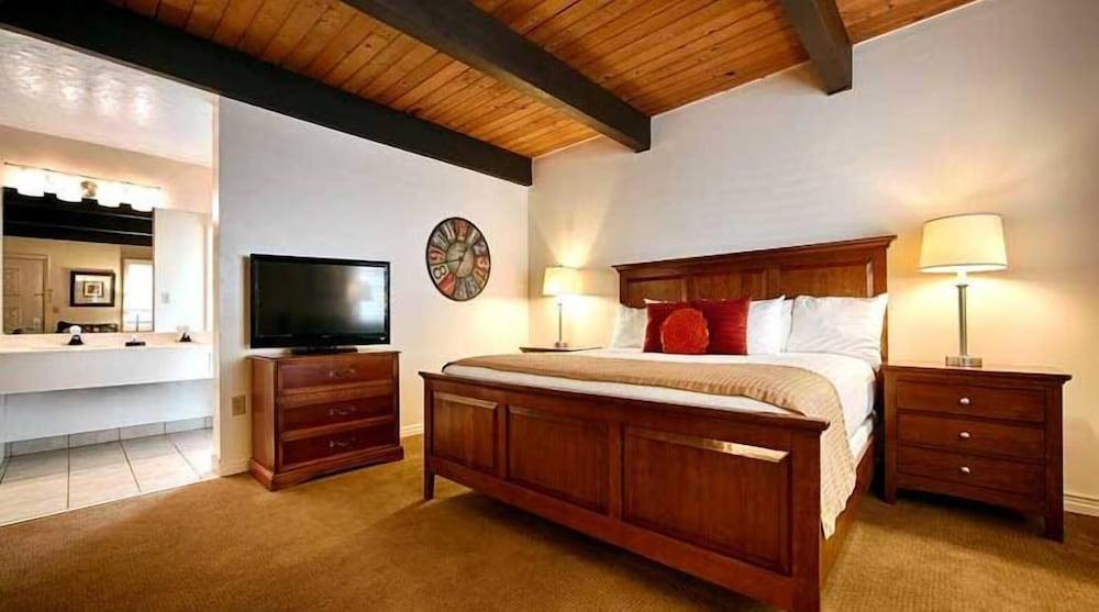 Econo Lodge Inn & Suites Vernal near Dinosaur Monument