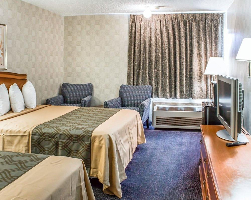 Econo Lodge & Suites