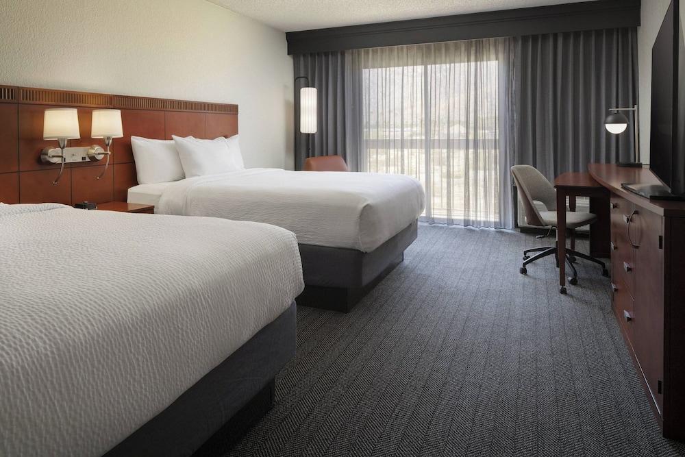 Courtyard By Marriott Palm Springs
