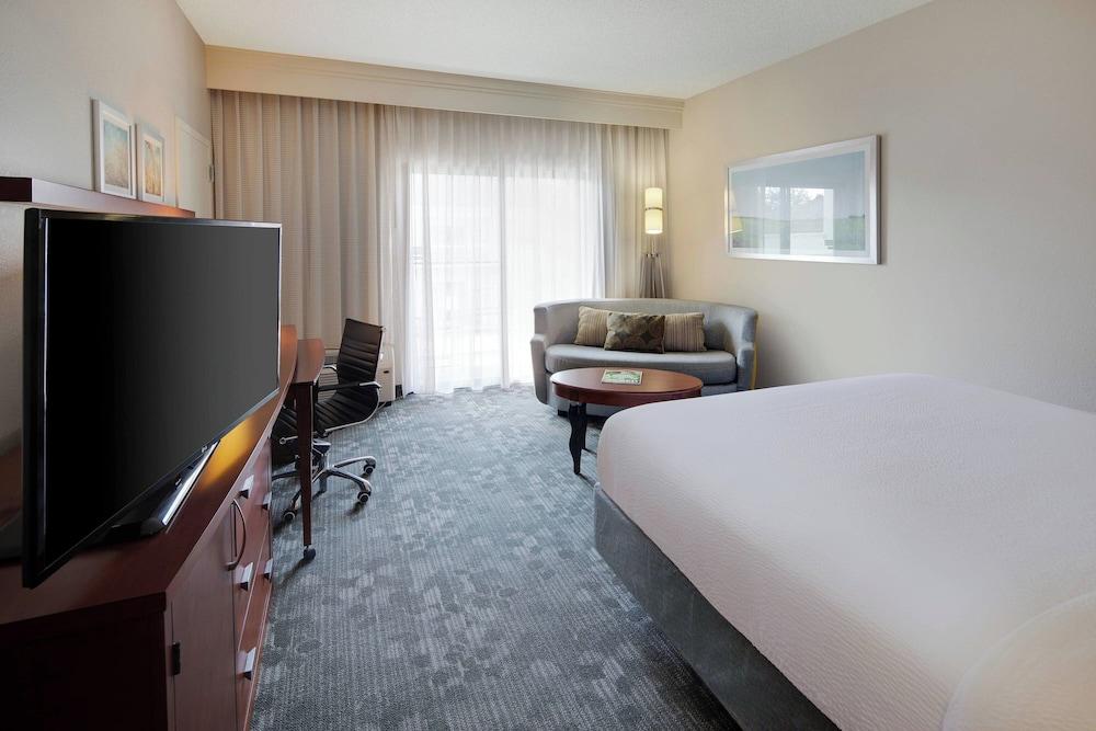 Courtyard by Marriott Addison Midway